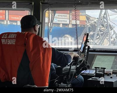 Forensische Operationstechniker verschiedener staatlicher und bundesstaatlicher Behörden halfen bei der Analyse von Daten, die vom US Army Corps of Engineers am 27. März 2024 im Hafen von Baltimore gewonnen wurden. Sie benutzten Sonargeräte, um die Position von Trümmern zu bestimmen und nach untergetauchten Fahrzeugen zu suchen. Stockfoto