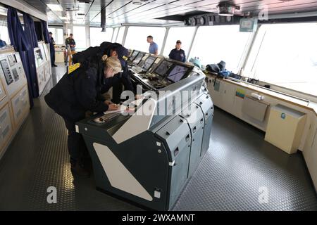 BALTIMORE (27. März 2024) – NTSB-Ermittler auf der Brücke des Frachtschiffes Dali, das am 26. März 2024 die Francis Scott Key Bridge traf und einstürzte. (Foto: Peter Knudson/NTSB) Stockfoto