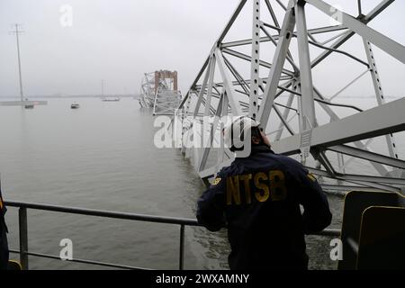 BALTIMORE (27. März 2024) – NTSB-Ermittler auf der Brücke des Frachtschiffes Dali, das am 26. März 2024 die Francis Scott Key Bridge traf und einstürzte. (Foto: Peter Knudson/NTSB) Stockfoto