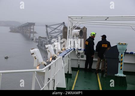 BALTIMORE (27. März 2024) – NTSB-Ermittler auf der Brücke des Frachtschiffes Dali, das am 26. März 2024 die Francis Scott Key Bridge traf und einstürzte. (Foto: Peter Knudson/NTSB) Stockfoto