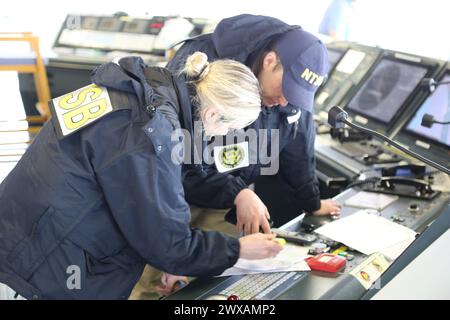 BALTIMORE (27. März 2024) – NTSB-Ermittler auf der Brücke des Frachtschiffes Dali, das am 26. März 2024 die Francis Scott Key Bridge traf und einstürzte. (Foto: Peter Knudson/NTSB) Stockfoto