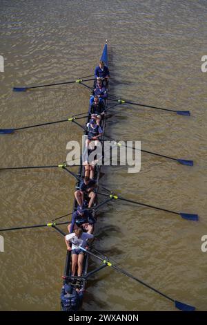 Putney, London 29 März 2024 . Die Männer der Oxford University rudern heute während eines Trainings in der Themse. Laut der Umweltkampagne River Action im Vorfeld des traditionellen Oxford Cambridge University Boot Race am Samstag, dem 30. März, wurden in der Londoner Themse hohe Mengen von E. coli gefunden. Quelle: amer Gazzal/Alamy Live News Stockfoto