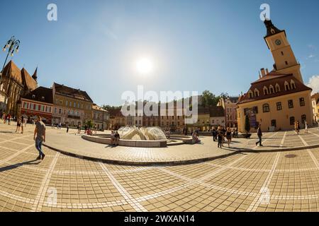 BRASOV, RUMÄNIEN - 11. JULI 2020: Der Ratsplatz im historischen Zentrum der Stadt, Urkunde aus dem Jahr 1364. Es ist umgeben von Stockfoto