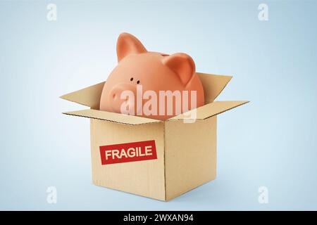 Schweinebank im Pappkarton mit dem Wort Fragile - Konzept von Sparen, Geldschutz und finanzieller Sicherheit Stockfoto