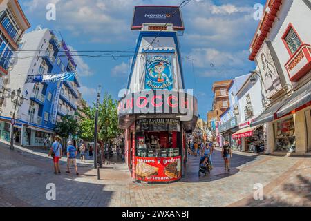 BENIDORM, SPANIEN - 13. AUGUST 2020: Aussicht mit einer kleinen und malerischen Straße mit Touristen, im historischen Zentrum der Stadt. Stockfoto