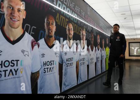 Derby, Großbritannien. März 2024. Karamoko Dembele von Blackpool kommt am 29. März 2024 im Pride Park Stadium, Derby, Großbritannien, vor dem Spiel Derby County gegen Blackpool in der Sky Bet League 1 (Foto: Gareth Evans/News Images) in Derby, Großbritannien am 29. März 2024 an. (Foto: Gareth Evans/News Images/SIPA USA) Credit: SIPA USA/Alamy Live News Stockfoto