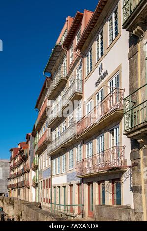 Farbenfrohe Fassaden von Häusern entlang des Cais da Estiva im Viertel Ribeira, Porto, Portugal Stockfoto