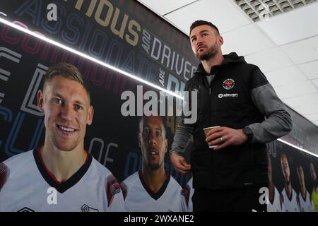 Derby, Großbritannien. März 2024. Richard O’Donnell von Blackpool kommt am 29. März 2024 im Pride Park Stadium, Derby, Großbritannien, vor dem Spiel Derby County gegen Blackpool in der Sky Bet League 1 (Foto: Gareth Evans/News Images) in Derby, Großbritannien, am 29. März 2024. (Foto: Gareth Evans/News Images/SIPA USA) Credit: SIPA USA/Alamy Live News Stockfoto