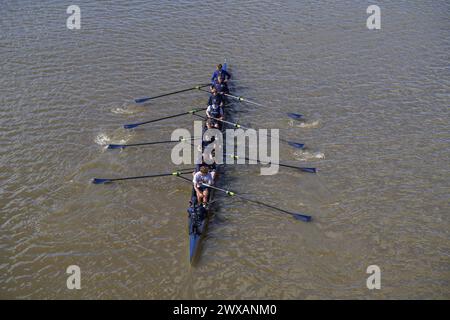 Putney, London 29 März 2024 . Die Männer der Oxford University rudern heute während eines Trainings in der Themse. Laut der Umweltkampagne River Action im Vorfeld des traditionellen Oxford Cambridge University Boot Race am Samstag, dem 30. März, wurden in der Londoner Themse hohe Mengen von E. coli gefunden. Quelle: amer Gazzal/Alamy Live News Stockfoto