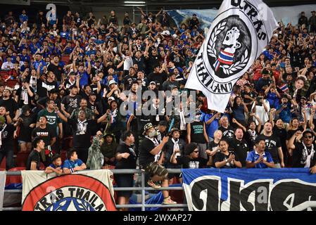 Bangkok, Thailand. März 2024. Die Fußballfans von Ultras Thailand jubeln während der Qualifikation zur FIFA-Weltmeisterschaft (Gruppe C) Thailand und Korea Republic am 26. März 2024 im Rajamangala-Stadion in Bangkok, Thailand. (Foto: Teera Noisakran/Pacific Press/SIPA USA) Credit: SIPA USA/Alamy Live News Stockfoto