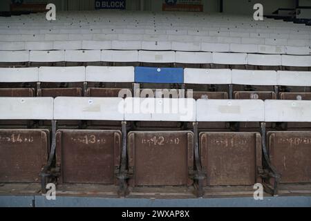 Peterborough, Großbritannien. März 2024. Holzsitze beim Spiel Peterborough United gegen Carlisle United EFL League One im Weston Homes Stadium, Peterborough, Cambridgeshire, am 29. März 2024. Quelle: Paul Marriott/Alamy Live News Stockfoto