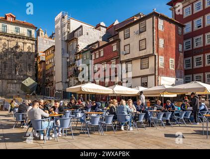 Gäste können sich in den Restaurants im Freien auf dem Praca da Ribeira, dem historischen Platz Ribeira in Porto, Portugal, Vergnügen Stockfoto