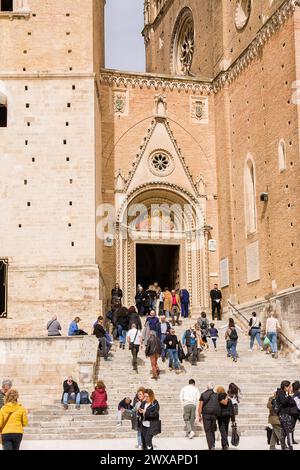 Chieti, Italien - 29. März 2024: Gläubige treten am Karfreitag in die Kirche ein Stockfoto