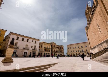 Chieti, Italien - 29. März 2024: Neuer Platz am Karfreitagstag mit Gläubigen Stockfoto