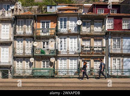 Vorderfassaden schmaler Häuser im historischen Zentrum in der Nähe des Flusses Douro in Porto, Portugal Stockfoto