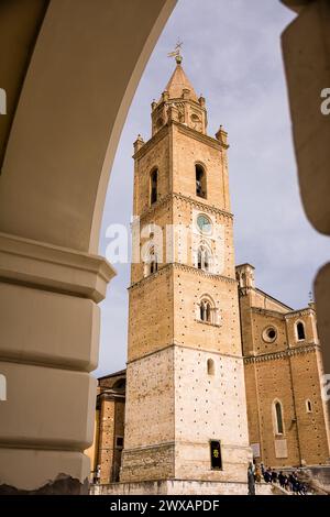 Chieti, Italien - 29. März 2024: Glockenturm und Gläubige betreten die Kirche am Karfreitag Stockfoto