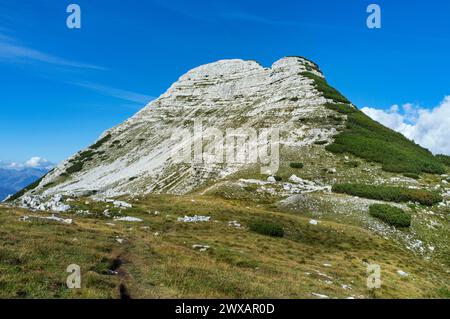 Cima 12 (Gipfel zwölf) auf der Hochebene von Asiago, Vicenza, Italien, klarer Himmel Stockfoto