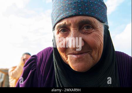 Ältere Frau im Al Za Aatari Flüchtlingslager ältere Frau, die vor dem syrischen Bürgerkrieg geflohen ist, fand im Al Za atari Flüchtlingslager in der Nähe von Al Mafraq, Jordanien Zuflucht. Mafraq Flüchtlingscamp Al Za atari Al Mafraq Jordanien Copyright: XGuidoxKoppesxPhotox Stockfoto