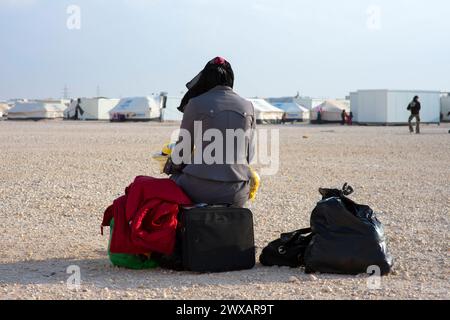 Frau, die Al Za atari verlässt, Dezember 2013, UNHCR Vluchtelingenkamp Al Za atari, Jordanie. Dagelijks vertrekken vluchtelingen uit het kamp, op weg terug naar Syrie. Vanwege allerlei redenen. Al Za atari Al Za atari, Al Zaatari, Zaatari Al Mafraq Jordaanie Copyright: XGuidoxKoppesxPhotox Stockfoto