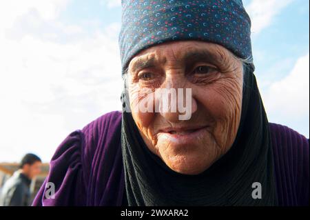 Ältere Frau im Al Za Aatari Flüchtlingslager ältere Frau, die vor dem syrischen Bürgerkrieg geflohen ist, fand im Al Za atari Flüchtlingslager in der Nähe von Al Mafraq, Jordanien Zuflucht. Mafraq Flüchtlingscamp Al Za atari Al Mafraq Jordanien Copyright: XGuidoxKoppesxPhotox Stockfoto