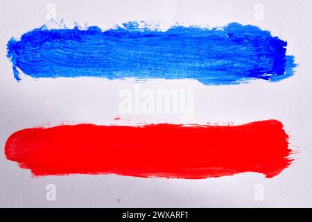 Weiße, blaue und rote Linien mit Aquarellen auf weißem Hintergrund, ähnlich der Flagge von Serbien und Montenegro. Stockfoto