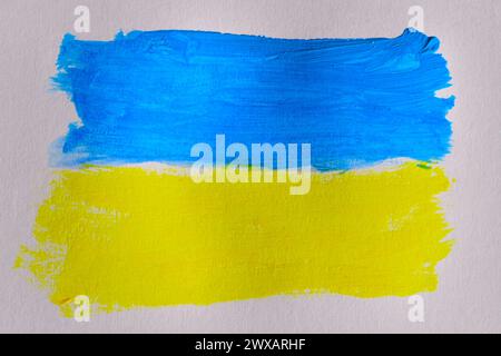 Auf einem weißen Blatt wurden horizontale Linien mit Aquarellen gezeichnet, die wie die Flagge der Ukraine aussehen. Stockfoto