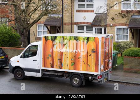 Rückansicht eines Parkplatzes für einen Lieferwagen in Sainsbury vor einer Wohnterrasse in London, England, Großbritannien Stockfoto