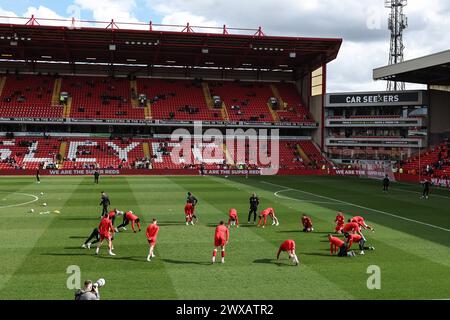 Barnsley Spieler in der Vorspielsitzung während des Spiels Barnsley gegen Cambridge United in Oakwell, Barnsley, Großbritannien, 29. März 2024 (Foto: Mark Cosgrove/News Images) Stockfoto