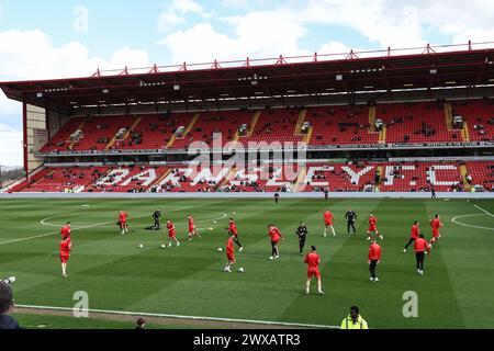 Barnsley Spieler in der Vorspielsitzung während des Spiels Barnsley gegen Cambridge United in Oakwell, Barnsley, Großbritannien, 29. März 2024 (Foto: Mark Cosgrove/News Images) Stockfoto