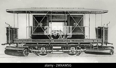 Eine Wolverhampton Corporation Tramways Schienenreiniger und Kehrmaschine/Schneepflug um 1900 – sie wurde auf den Straßenbahnstrecken in und um Wolverhampton, West Midlands, England, eingesetzt. Das Fahrzeug mit der Nummer A1 hatte an beiden Enden Reinigungsrollen und hatte große Wassertanks, um die Schienen zu besprühen, sodass die Schienen in gutem Zustand blieben. Das ist ein altes Fotoalbum – ein viktorianisches Vintage-Foto. Stockfoto