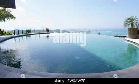 Ein Swimmingpool mit Meereslandschaft in Siwa Resorts, Lombok mit tropischem Flair Stockfoto