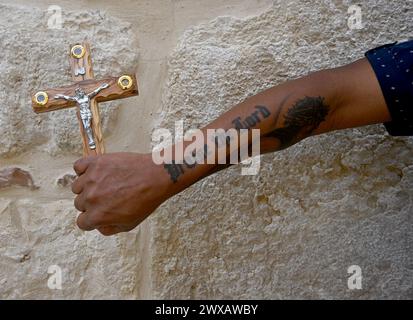 Altstadt Jerusalem, Israel. März 2024. Ein christlicher Pilger zeigt sein Tattoo auf der Via Dolorosa, dem Kreuzweg, in der Altstadt von Jerusalem am Karfreitag, den 29. März 2024. Foto: Debbie Hill/ Credit: UPI/Alamy Live News Stockfoto