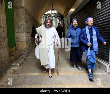 Altstadt Jerusalem, Israel. März 2024. Ein christlicher Pilger spaziert barfuß auf der Via Dolorosa, dem Kreuzweg, in der Altstadt von Jerusalem am Karfreitag, dem 29. März 2024. Foto: Debbie Hill/ Credit: UPI/Alamy Live News Stockfoto