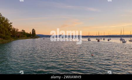 Bodensee Sonnenuntergang Panorama. Abendsonne Über Dem Ruhigen Wasser. Sonnenuntergang am Bodensee in Deutschland. Stockfoto