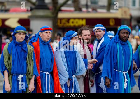 London, Großbritannien. 29. März 2024. Der Lehrer und ausgebildete Schauspieler Peter Bergin spielt Jesus mit seinen Jüngern, während die Wintershall-Spieler „die Passion Jesu“ aufführen, die an den Tag erinnert, an dem Jesus Christus von den Römern verhaftet, vor Gericht gestellt und gekreuzigt wurde, bevor er am Ostersonntag von den Toten auferstanden war. Eine Besetzung von mehr als 100 Schauspielern und Freiwilligen sowie Pferden, Eseln und Tauben erwecken die Geschichte am Trafalgar Square zum Leben. Quelle: Stephen Chung / Alamy Live News Stockfoto