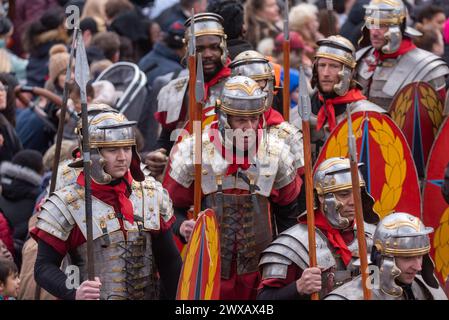 Trafalgar Square, London, Großbritannien. März 2024. Am Karfreitag am Osterabend präsentierte die Theaterbesetzung von Wintershall „die Passion Jesu“, ein Stück, das die Bibelgeschichte Christi durch die „Wunder“, das letzte Abendmahl, und die Kreuzigung durch die Römer, bevor sie wieder zur Auferstehung aufstehen, alle benutzten den Trafalgar Square als Bühne für dieses kostenlose öffentliche Ereignis. Eine große Menschenmenge in den vielen Tausenden, die auf dem Platz gepackt sind. Römische Soldaten Stockfoto