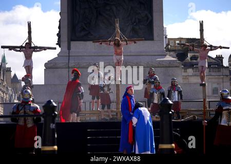 Die Passion Jesu wird am Karfreitag vor Menschenmassen auf dem Trafalgar Square im Zentrum von London aufgeführt. Bilddatum: Freitag, 29. März 2024. Stockfoto