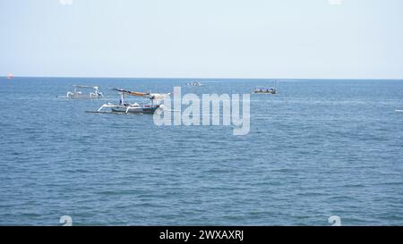 Fischerboot mitten im Meer in Zentral-Lombok Stockfoto
