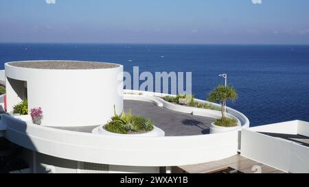 Ein kreisförmiges weißes Gebäude, ein Luxushotel in West Lombok mit Blick auf den Strand von Senggigi Stockfoto