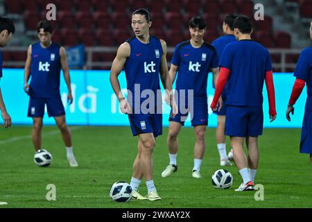 Cho GUE-sung von Südkorea wärmt sich während eines Trainings im Rajamangala National Stadium auf. Südkorea spielt am 26. März 2024 in der Qualifikationsrunde der Asienweltmeisterschaft, der zweiten Runde, Gruppe C im Rajamangala National Stadium in Bangkok, Thailand. Stockfoto