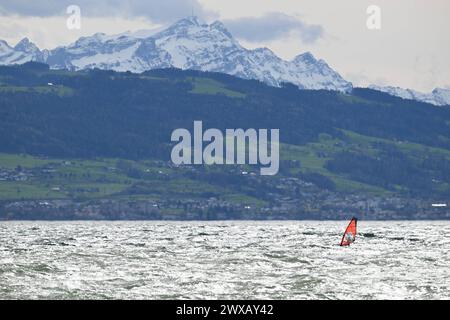 Karfreitag am Bodensee, ein Surfer gleitet bei stürmischem Wind vor Kressbronn über den Bodensee. Im Hintergrund ist die Schweiz zu sehen. Kressbronn am Bodensee Baden-Württemberg Deutschland Kressbronn am Bodensee *** Karfreitag auf dem Bodensee gleitet Ein Surfer bei stürmischem Wind vor Kressbronn über den Bodensee die Schweiz ist im Hintergrund zu sehen Kressbronn am Bodensee Baden-Württemberg Deutschland Kressbronn am Bodensee Copyright: X xonw-imagesx/xMariusxBullingx Stockfoto