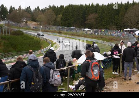 29. März 2024, Rheinland-Pfalz, Nürburg: Am Karfreitag versammeln sich tausende Autofans auf dem Nürburgring. Laut Nürburgring gibt es keine offizielle Veranstaltung, aber die weltberühmte Rennstrecke ist auch an diesem Tag ein beliebtes Ziel für Tuner. Jedes Jahr reisen Autofans aus ganz Deutschland zu der Veranstaltung, die in der Szene als „Carfriday“ bekannt ist. Teile der Car-Poser-Szene treffen sich seit Jahren mit landesweiten - rechtlichen und illegalen - Aktionen am Karfreitag für „Car Friday“. Zum Beispiel werden auf dem Nürburgring in Rheinland-Pfalz tausende Autofans erwartet. Foto: Thomas Frey/ Stockfoto