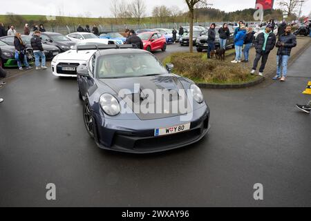 29. März 2024, Rheinland-Pfalz, Nürburg: Am Karfreitag versammeln sich tausende Autofans auf dem Nürburgring. Laut Nürburgring gibt es keine offizielle Veranstaltung, aber die weltberühmte Rennstrecke ist auch an diesem Tag ein beliebtes Ziel für Tuner. Jedes Jahr reisen Autofans aus ganz Deutschland zu der Veranstaltung, die in der Szene als „Carfriday“ bekannt ist. Teile der Car-Poser-Szene treffen sich seit Jahren mit landesweiten - rechtlichen und illegalen - Aktionen am Karfreitag für „Car Friday“. Zum Beispiel werden auf dem Nürburgring in Rheinland-Pfalz Tausende Autofans erwartet Foto: Thomas Frey/d Stockfoto