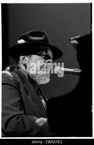 DR. JOHN, BLUES LEGENDE, KONZERT, 2001: Blues Legende Dr. John (Malcolm John Rebennack Jr) live in der Cardiff St David’s Hall am 15. Oktober 2001. Foto: Rob Watkins. INFO: Dr. John, geboren 1940 in New Orleans, Malcolm John Rebennack Jr., war ein legendärer Musiker, der für seine einzigartige Mischung aus Blues, Jazz und Funk bekannt war. Hits wie „Right Place Wrong Time“ zeigten seine gefühlvolle Stimme und Klaviervirtuosität. Stockfoto