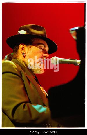 DR. JOHN, BLUES LEGENDE, KONZERT, 2001: Blues Legende Dr. John (Malcolm John Rebennack Jr) live in der Cardiff St David’s Hall am 15. Oktober 2001. Foto: Rob Watkins. INFO: Dr. John, geboren 1940 in New Orleans, Malcolm John Rebennack Jr., war ein legendärer Musiker, der für seine einzigartige Mischung aus Blues, Jazz und Funk bekannt war. Hits wie „Right Place Wrong Time“ zeigten seine gefühlvolle Stimme und Klaviervirtuosität. Stockfoto