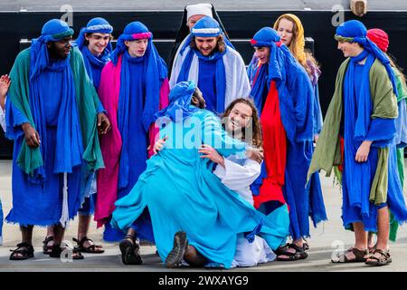 London, Großbritannien. März 2024. Die Auferstehung – die Passion Jesu von den Wintershall-Spielern am Karfreitag auf dem Trafalgar Square. Eine Veranstaltung am Osterwochenende, unterstützt vom Bürgermeister von London, bei der rund hundert Spieler die letzten Tage Jesu mit einer realistischen Interpretation der Kreuzigung darstellen. Guy Bell/Alamy Live News Stockfoto