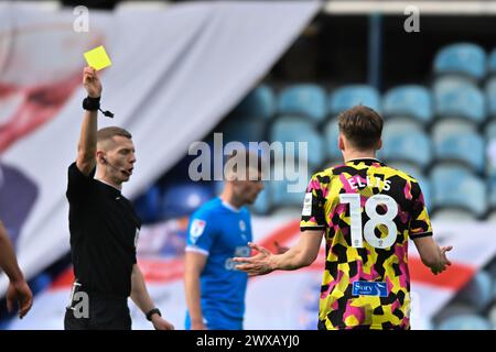 Peterborough, Großbritannien. März 2024. Jack Ellis (18 Carlisle United) erhält eine gelbe Karte während des Spiels der Sky Bet League 1 zwischen Peterborough und Carlisle United in der London Road, Peterborough am Freitag, den 29. März 2024. (Foto: Kevin Hodgson | MI News) Credit: MI News & Sport /Alamy Live News Stockfoto