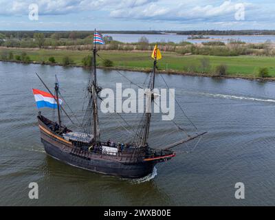 Kampen, Niederlande - 29. März 2024: VOC-Schiff de Halve Maen in Sail Kampen Stockfoto