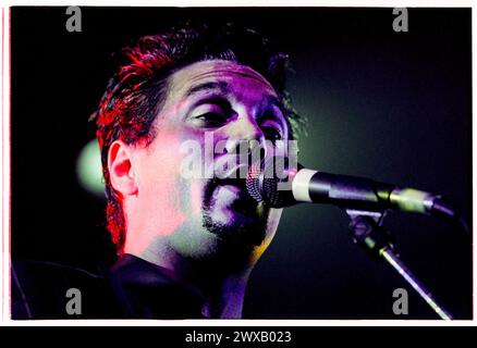 HUEY, FUN LOVIN' CRIMINALS, 1998: Ein junger Huey Morgan von der amerikanischen Rap-Rock-Band Fun Lovin' Criminals im Newport Centre in Wales, Großbritannien am 1. Oktober 1998. Foto: Rob Watkins. INFO: Fun Lovin' Criminals, eine 1993 gegründete Band aus New York, verbindet Elemente aus Hip-Hop, Jazz und Rock in Hits wie Scooby Snacks. Ihre glatten Grooves und witzigen Texte erlangten internationale Anerkennung und machten sie zu Ikonen der späten 90er Jahre. Stockfoto