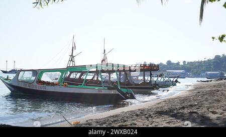 Einige Boote, die den Einwohnern der Lombok gehören, lehnen sich am Strand an. Dieses Boot wird benutzt, um zu den Gili Inseln zu überqueren Stockfoto